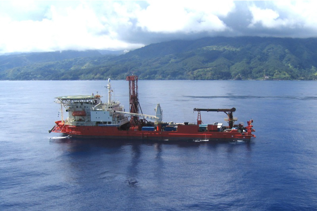 図1. タヒチ島沖で海洋掘削中の特定任務掘削船”DP Hunter”（@ECORD）